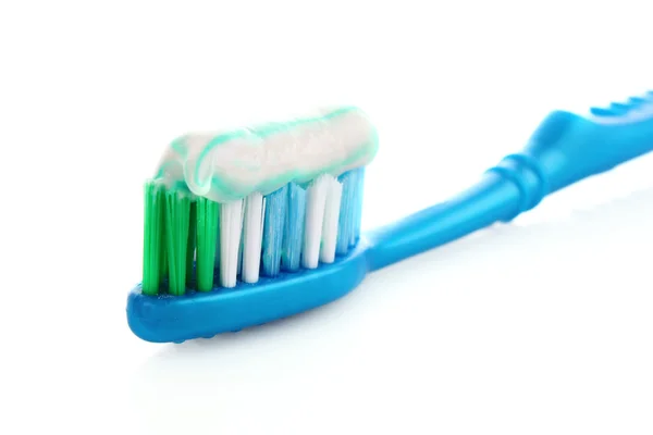 Зубная паста на голубой кисти, выделенной белым фоном — стоковое фото