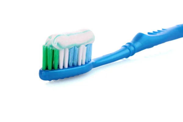Зубная паста на голубой кисти, выделенной белым фоном — стоковое фото