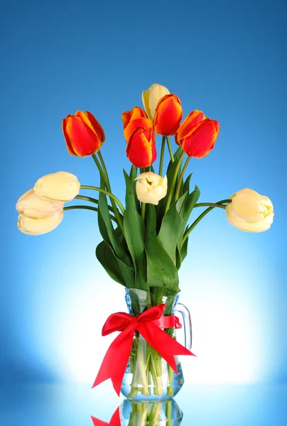 Na białym tle tulipany w wazonie szkła — Zdjęcie stockowe