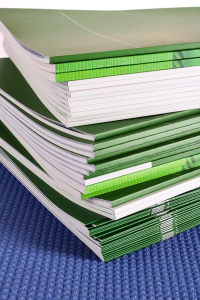 Stapel van groen tijdschriften geïsoleerd op witte achtergrond — Stockfoto