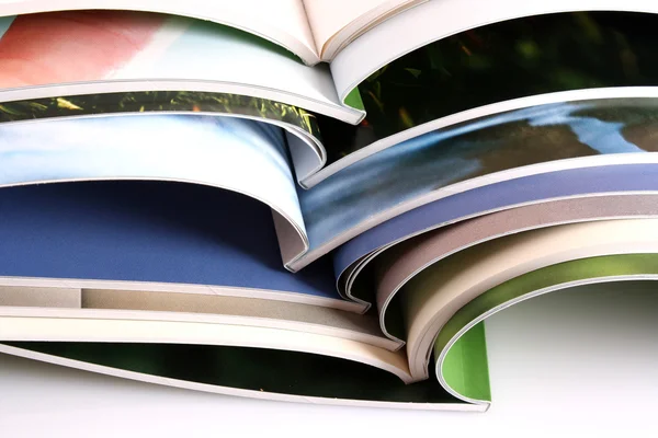Много цветных журналов — стоковое фото