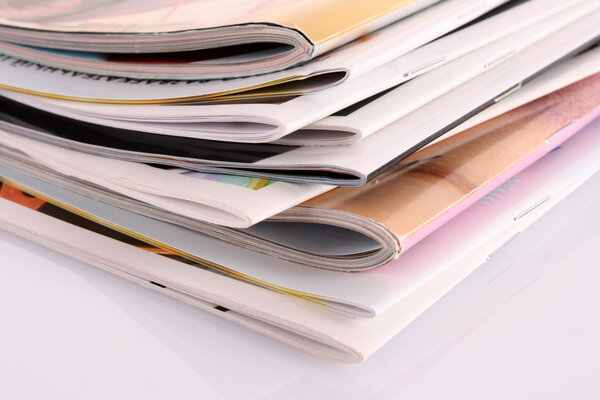 Много цветных журналов
