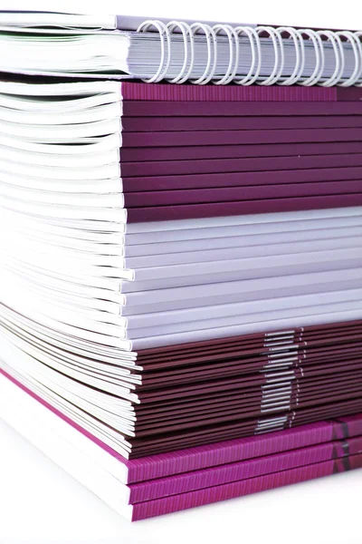 Mucchio di riviste a colori isolato su sfondo bianco — Foto Stock