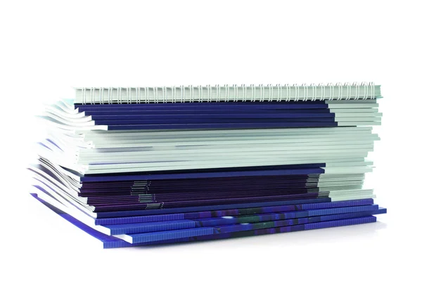 Pilha de revistas coloridas isoladas no fundo branco — Fotografia de Stock