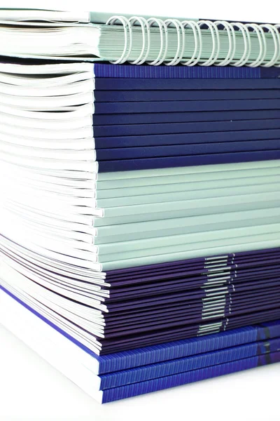 Beyaz arka plan üzerinde izole renkli dergi yığını — Stok fotoğraf