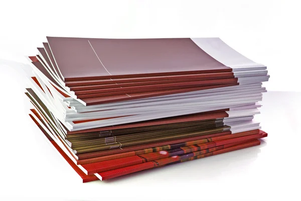 Куча цветных журналов на белом фоне — стоковое фото