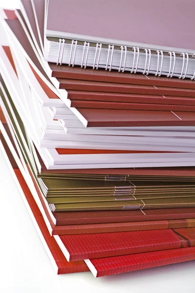 Mucchio di riviste a colori isolato su sfondo bianco — Foto Stock