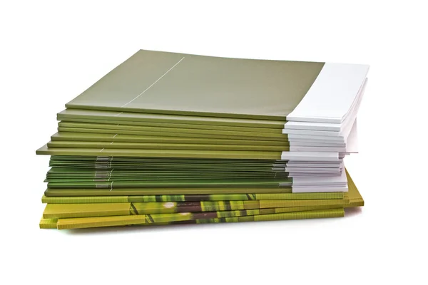 Stapel von farbigen Zeitschriften isoliert auf weißem Hintergrund — Stockfoto