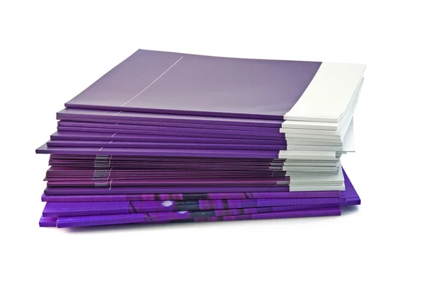 Купа кольорових журналів ізольовані на білому тлі — стокове фото