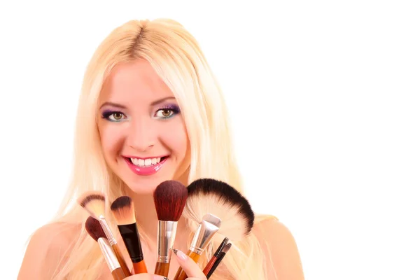 Szép fiatal szőke nő fényes make-up és sok brushe — Stock Fotó