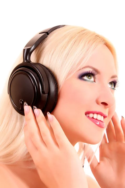 Hermosa joven rubia con maquillaje brillante escuchando música —  Fotos de Stock