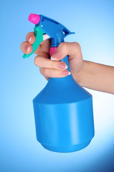 Kéz spray a kék háttér — Stock Fotó