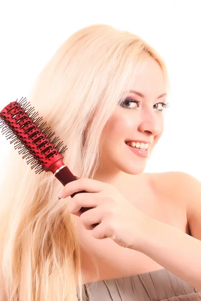Belle jeune femme blonde se brossant les cheveux longs — Photo