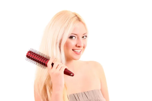 Belle jeune femme blonde se brossant les cheveux longs — Photo