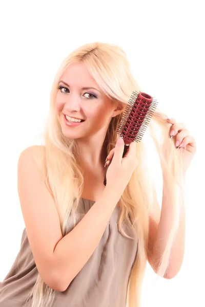 Hermosa joven rubia cepillándose el pelo largo — Foto de Stock