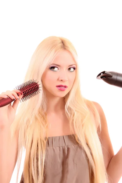 Güzel genç sarışın kadın uzun saçları fırçalama — Stok fotoğraf