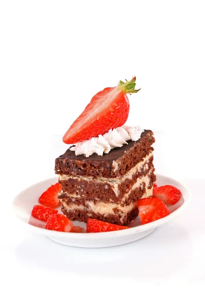 Шоколадний торт з вершками та полуницею на білому — стокове фото