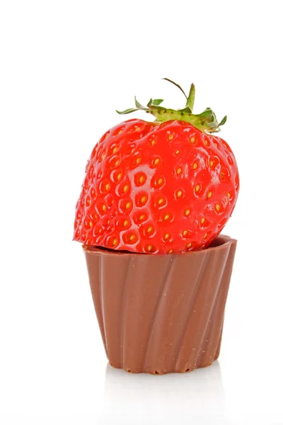 Pastel de chocolate con crema y fresa en blanco — Foto de Stock