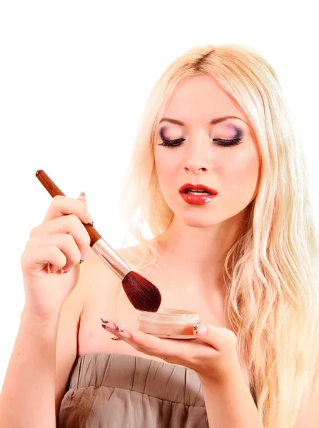 Retrato de atractiva joven rubia aplicando colorete —  Fotos de Stock