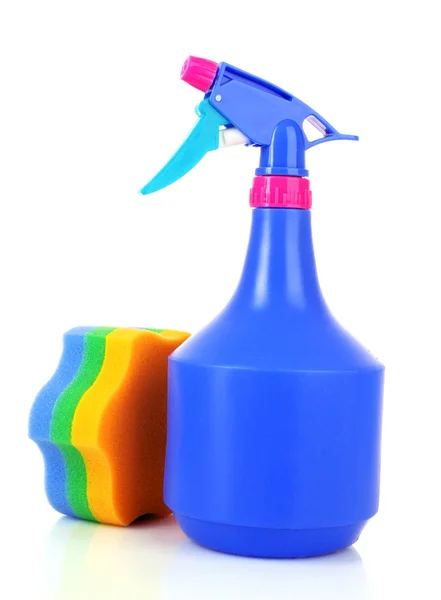 Pulverizador de garrafa e esponja para limpeza em branco — Fotografia de Stock