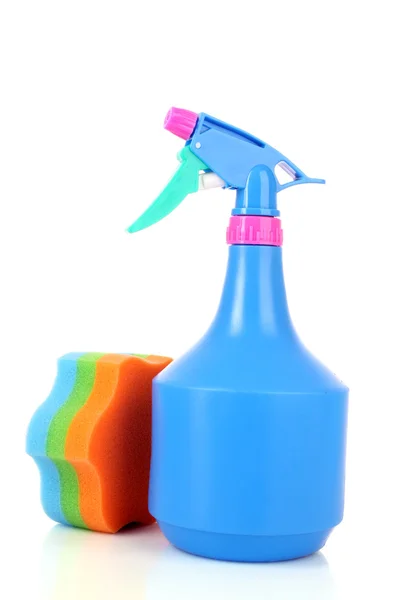 Flaska spruta och svamp för rengöring på vit — Stockfoto