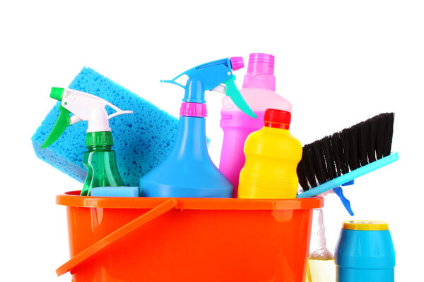 ведро с чистящими средствами изолированы на белом фоне
