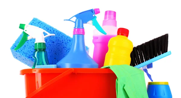 Secchio con detergenti isolati su fondo bianco — Foto Stock