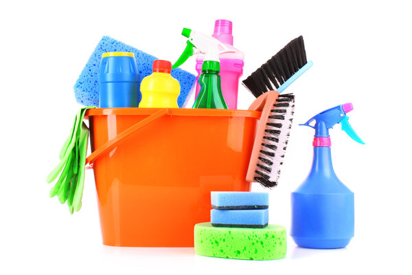 ведро с чистящими средствами изолированы на белом фоне
