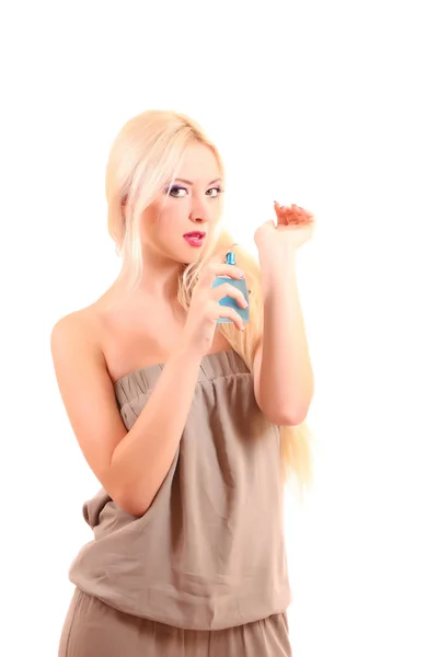 Frumos blonda femeie aplicarea parfum pe corpul ei peste alb — Fotografie, imagine de stoc