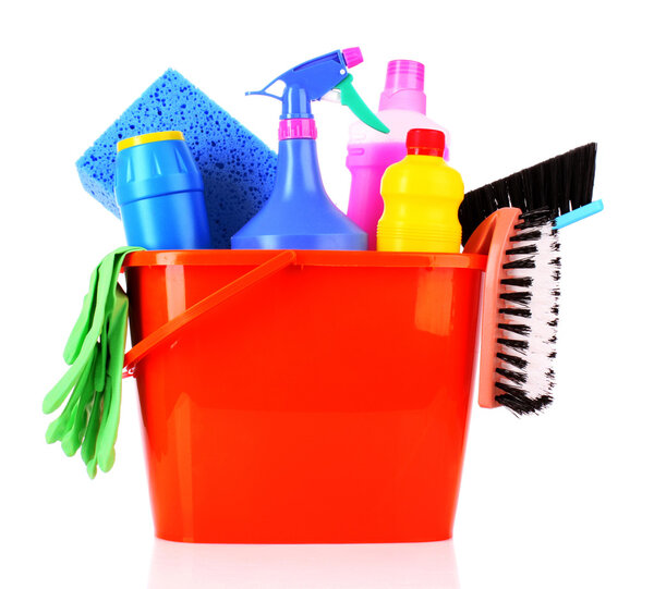 ведро с чистящими средствами изолированы на белом фоне
