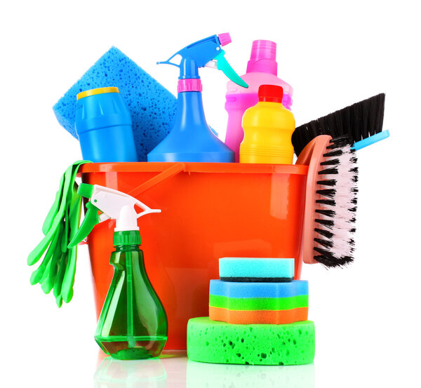 ведро с чистящими средствами изолированы на белом фоне
