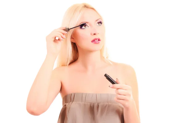 Portrait of a young pretty blonde woman applying mascara — Stock Photo, Image