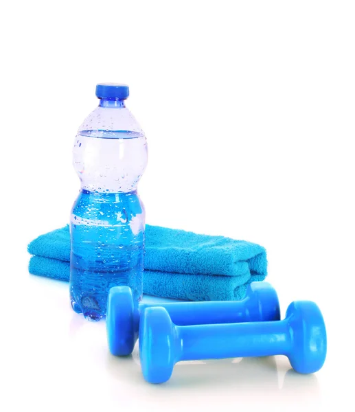Kék üveg víz, sport törölköző és a testmozgás berendezések isolat — Stock Fotó