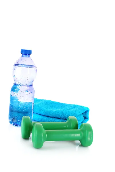 Mavi şişe su, spor havlu ve egzersiz ekipman isolat — Stok fotoğraf