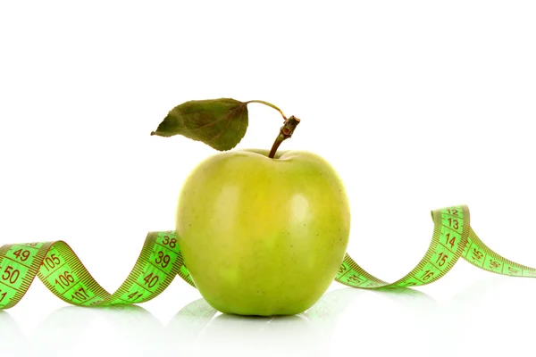 Manzana verde y cinta métrica de cerca —  Fotos de Stock