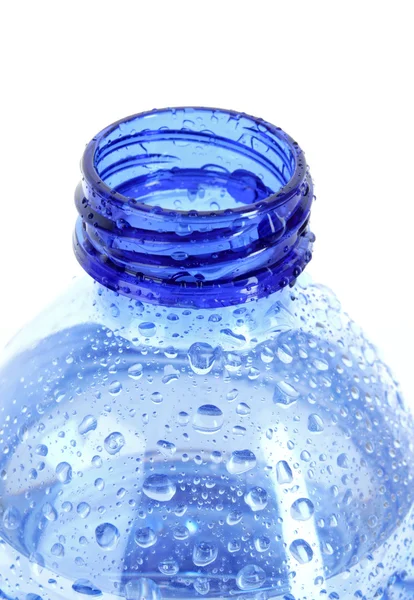 Botella de plástico con gotas de agua sobre fondo blanco —  Fotos de Stock