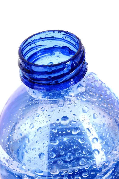 Пластиковая бутылка с капельками воды на белом фоне — стоковое фото