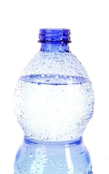 Plastikowe butelki z woda spada na białym tle — Zdjęcie stockowe