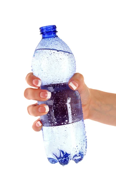 Mänskliga handen håller en flaska vatten — Stockfoto