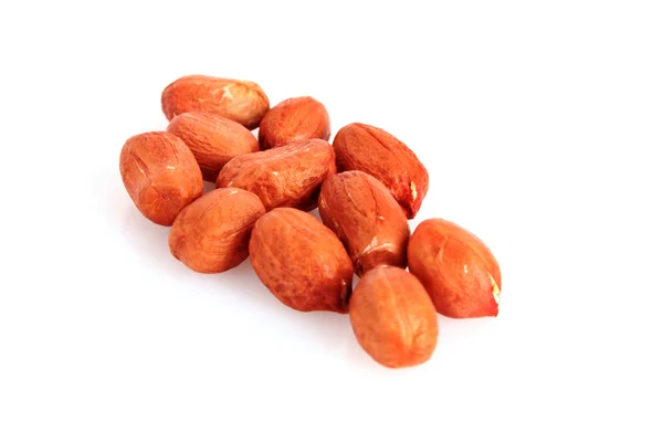Close up de amendoins isolados sobre fundo branco . — Fotografia de Stock