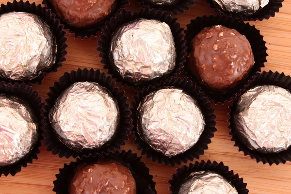 Bonbons au chocolat à la main sur blanc — Photo