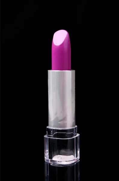 Leuchtend rosa Lippenstifte auf schwarzem Hintergrund — Stockfoto