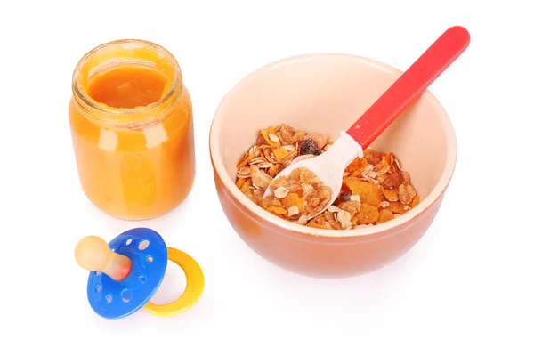 Alimente pentru copii și lingură pe fundal alb — Fotografie, imagine de stoc