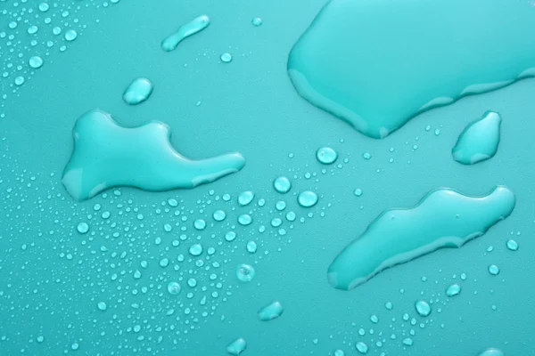 大小の滴と青い水の滴を背景 — ストック写真