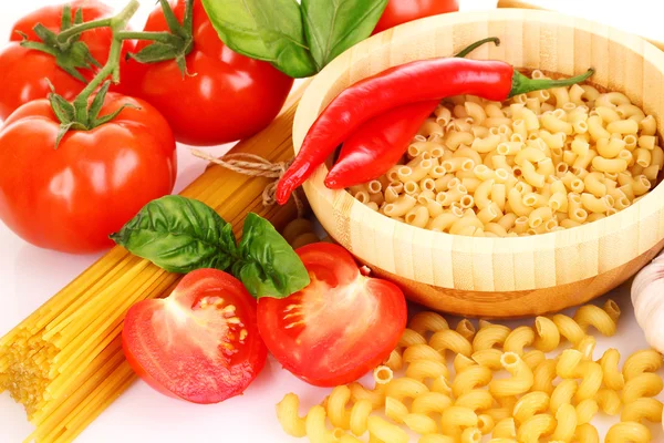 Espaguetis de pasta con tomates, aceite de oliva y albahaca —  Fotos de Stock