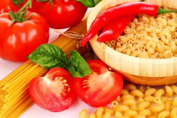 Makarna spagetti domates, zeytin yağı ve fesleğen üzerinde beyaz bir ba — Stok fotoğraf
