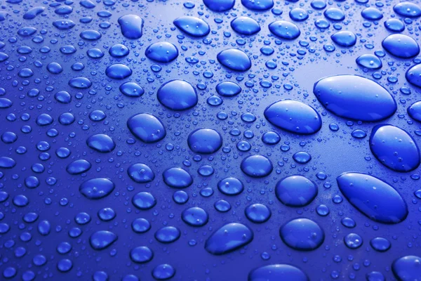 Blauwe water drops achtergrond met grote en kleine druppels — Stockfoto