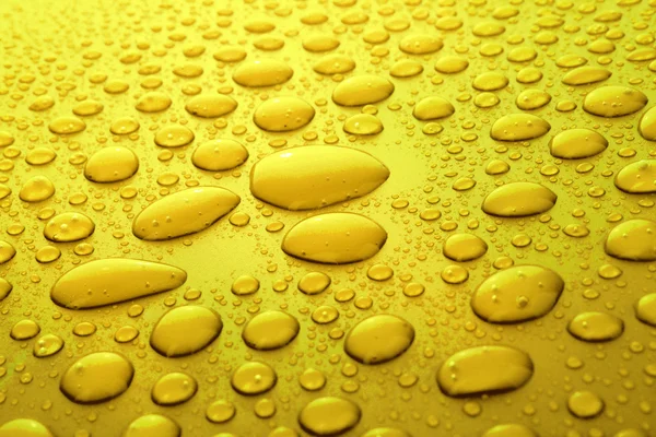Gelbe Wassertropfen Hintergrund mit großen und kleinen Tropfen — Stockfoto