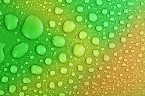 Gotas de agua verde fondo con grandes y pequeñas gotas —  Fotos de Stock