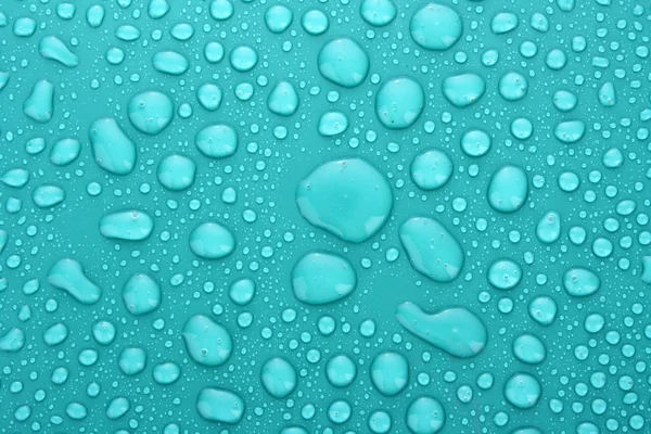 大小の滴と青い水の滴を背景 — ストック写真